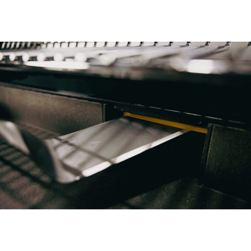 Wind-proof inset griddle plate on Elite4B freestanding griddle